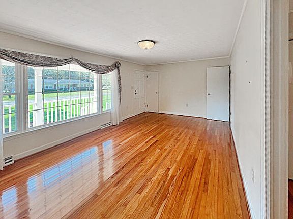 5th image of 101 Parkwood Dr
