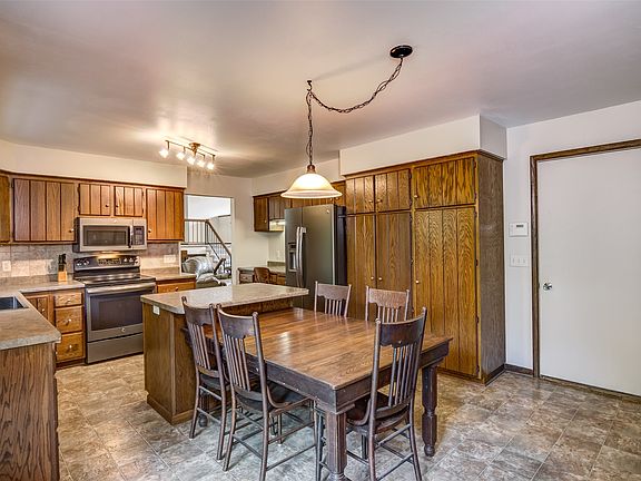 4th image of 608 Manor Court