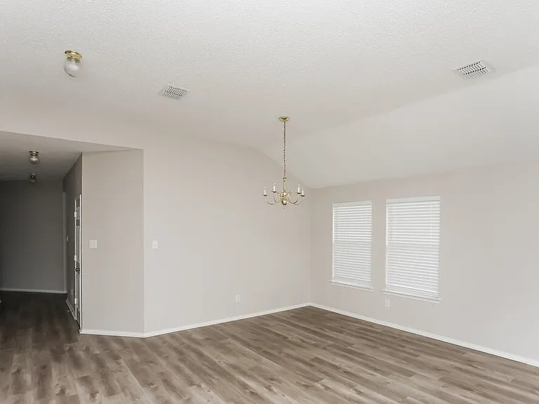1203 Hampton Dr — Photo 6