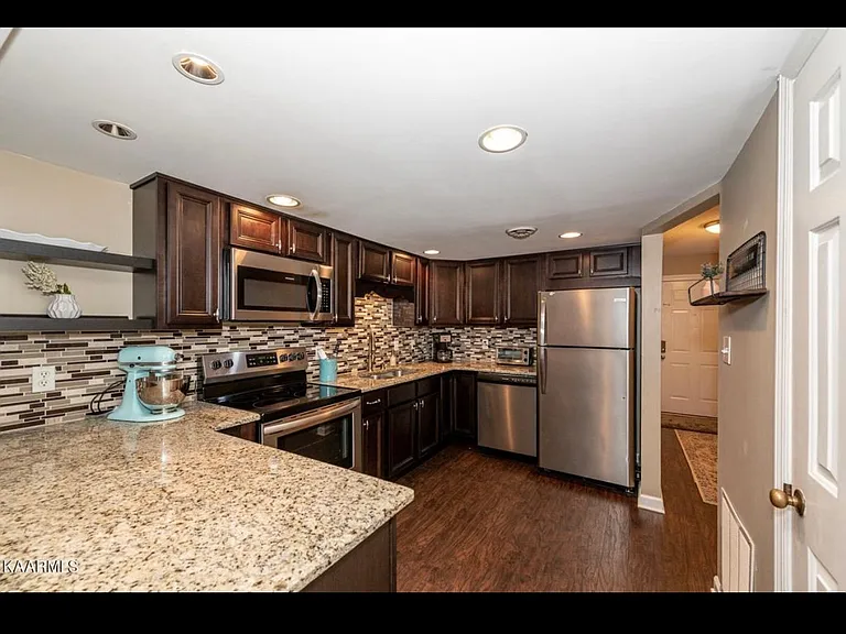 304 Olympia Dr — Photo 6