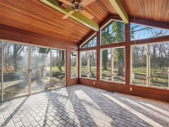 3rd image of 2438 Signal Hill Rd