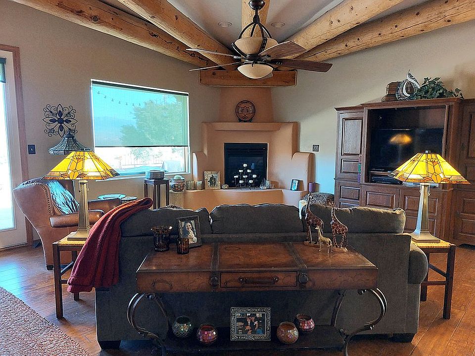 Livingroom/Kiva Fireplace