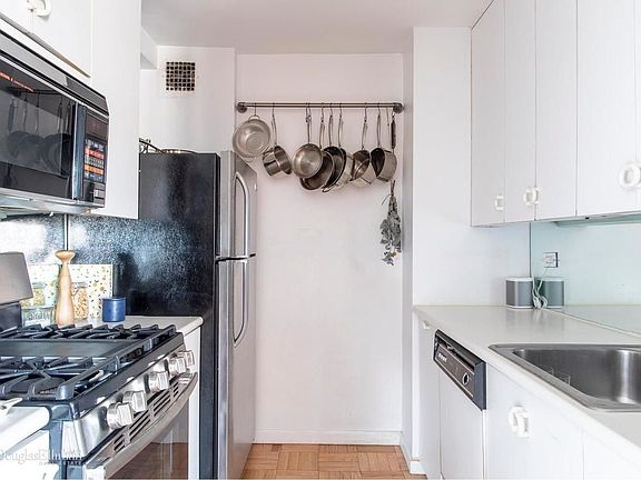2nd image of 161 E 61st St #18E