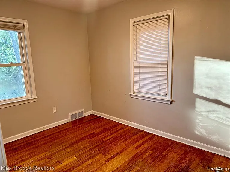 28127 Joan St — Photo 4