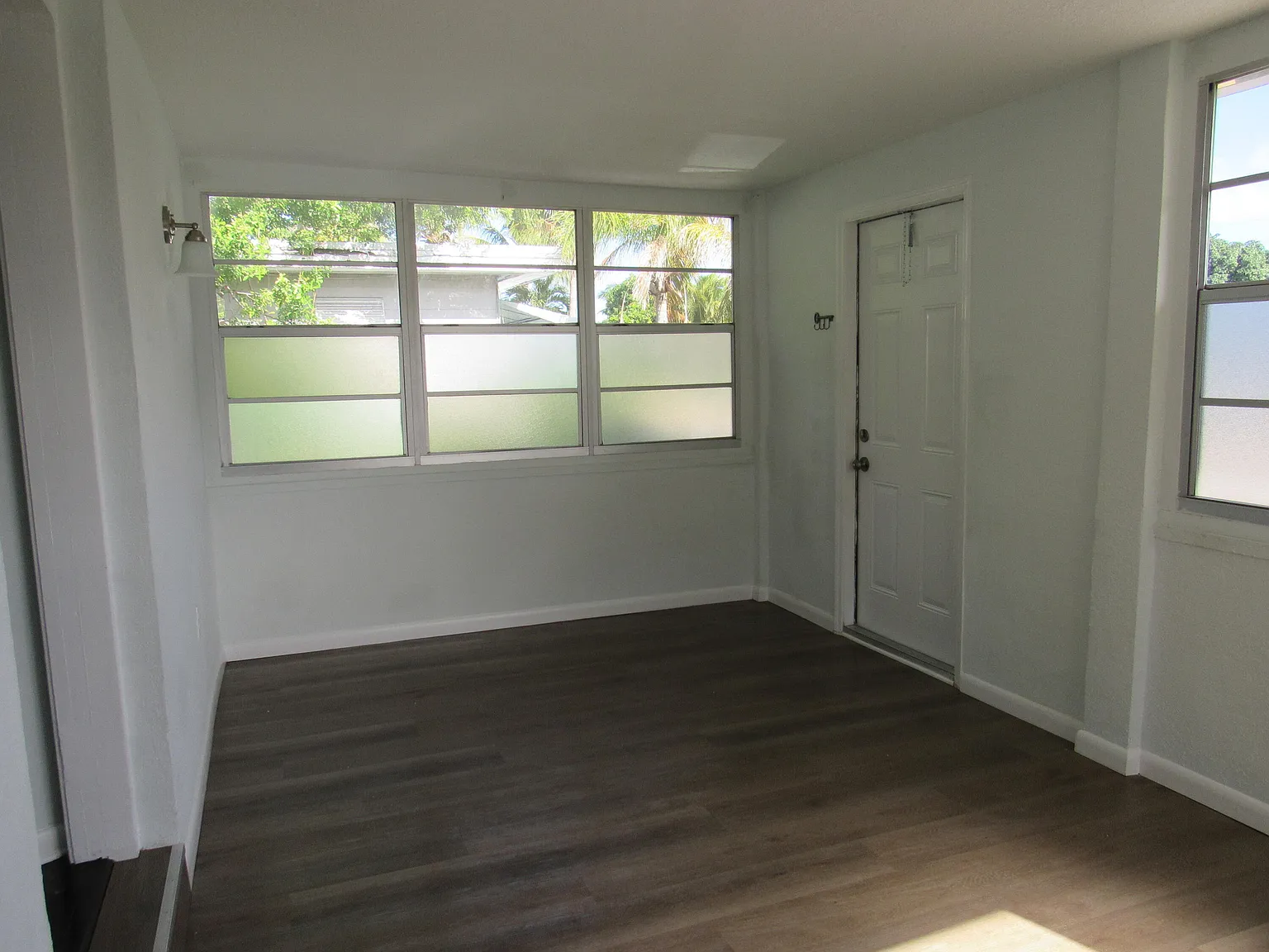 3 bed, 1.0 bath, 1604 sqft, $2,300 — Photo 2