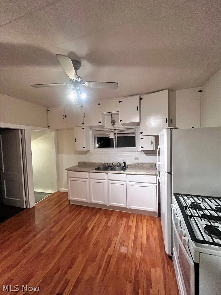 3 bed, 1.0 bath, 880 sqft, $1,350 — Photo 2