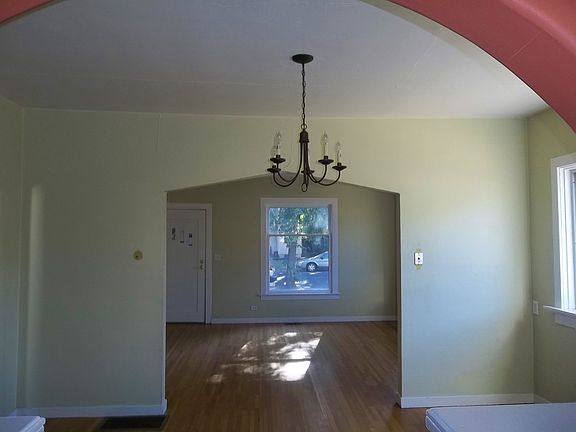 3rd image of 515 E Oak St