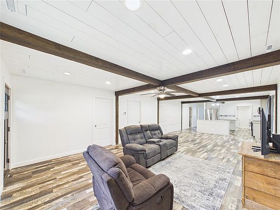 3rd image of 302 S McCleverty St