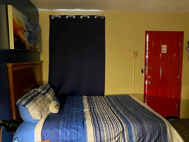 Studio, 300 sqft, $955 — Photo 3
