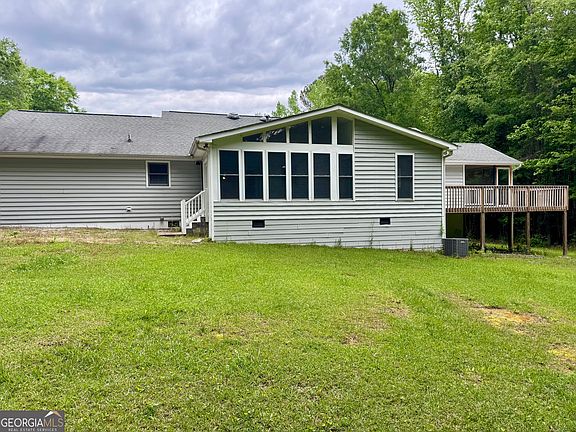 5th image of 423 Woods Rd