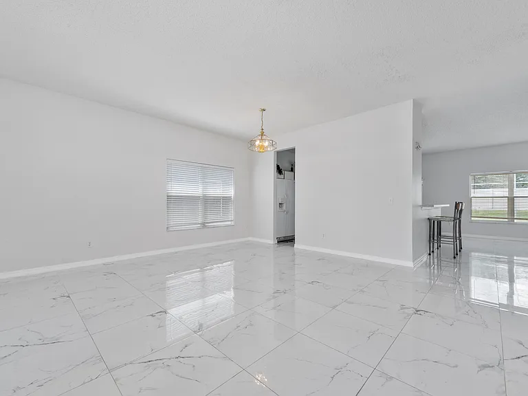746 Lockbreeze Dr — Photo 3