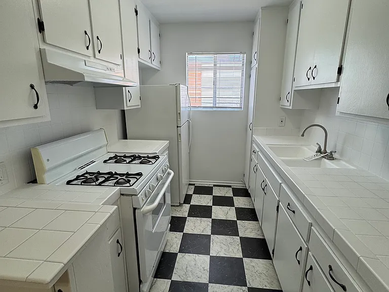 1550 N Harvard Blvd #15 — Photo 6
