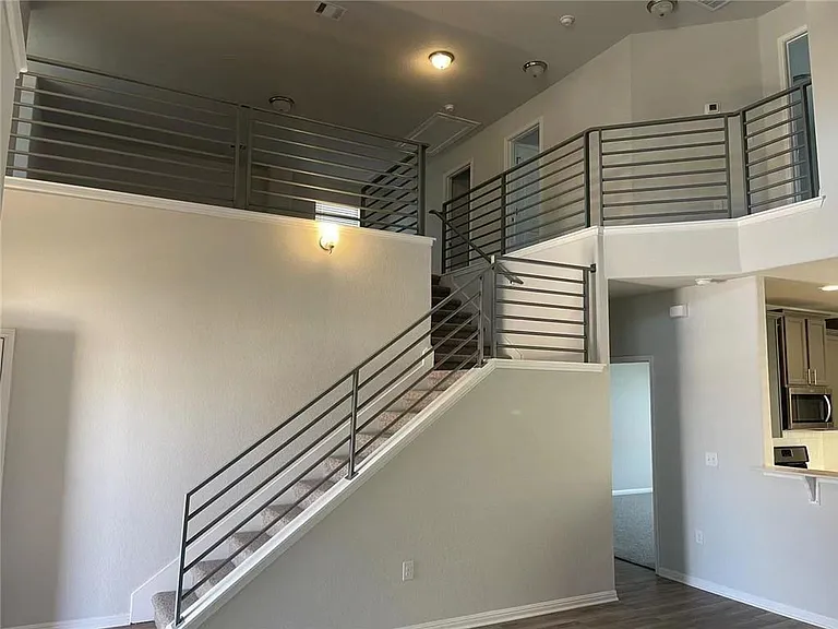 268 Hauser Dr — Photo 3