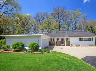 297 Hickory Hill Rd, Chagrin Falls, OH 44022
