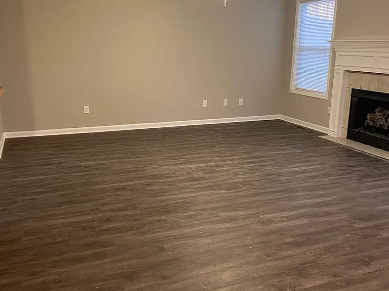 221 Hanover Ct — Photo 2