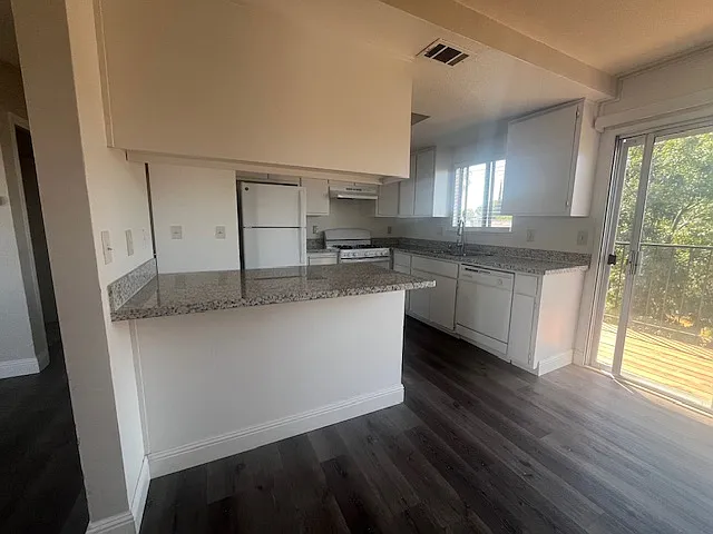 2 bed, 950 sqft, $1,850 — Photo 2