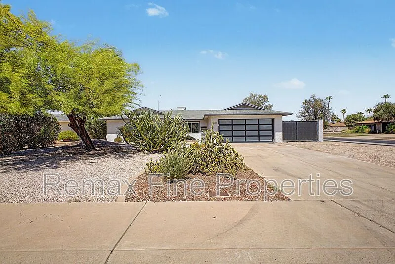 4 bed, 2.0 bath, 2344 sqft, $4,200 — Photo 3