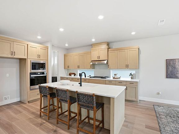 4th image of 21451 NE Hayloft Pl