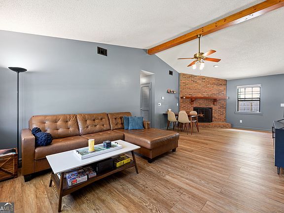 2nd image of 129 W Peach Ave
