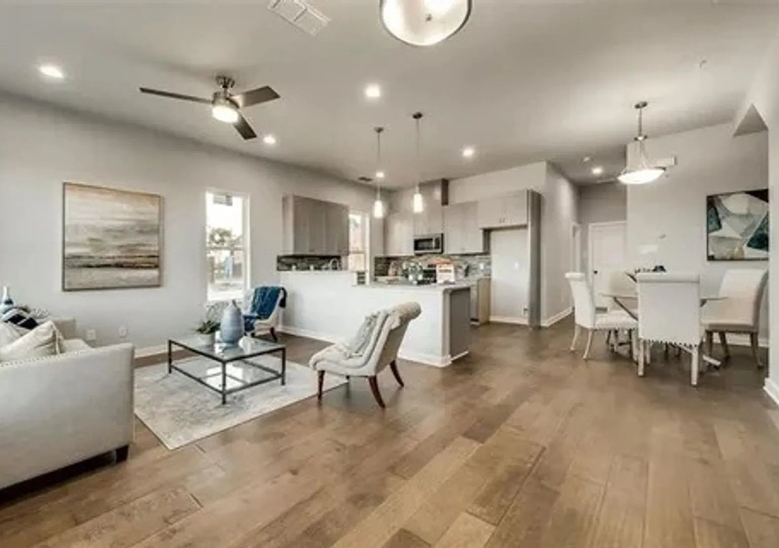 Charming 4BR Townhome in Frisco — Photo 4