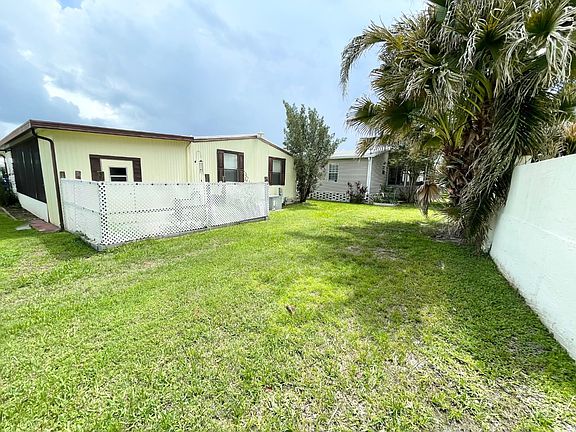 5th image of 60 Charlotte Cir S