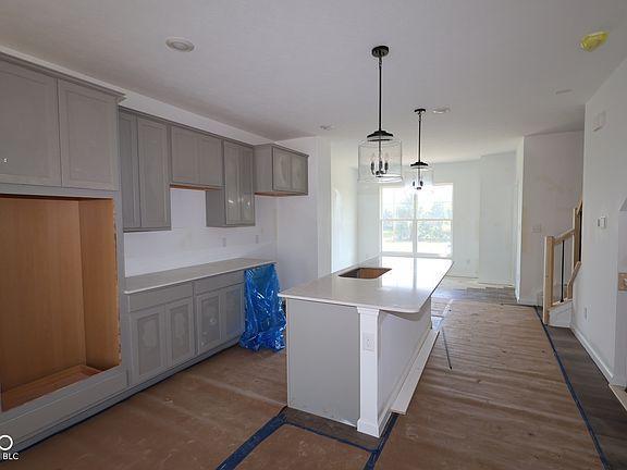 4th image of 11192 Greenfield Ave