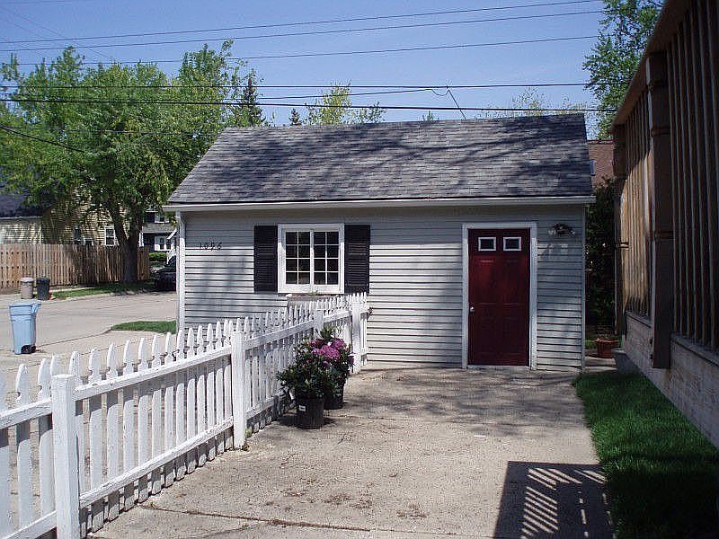 Detached garage