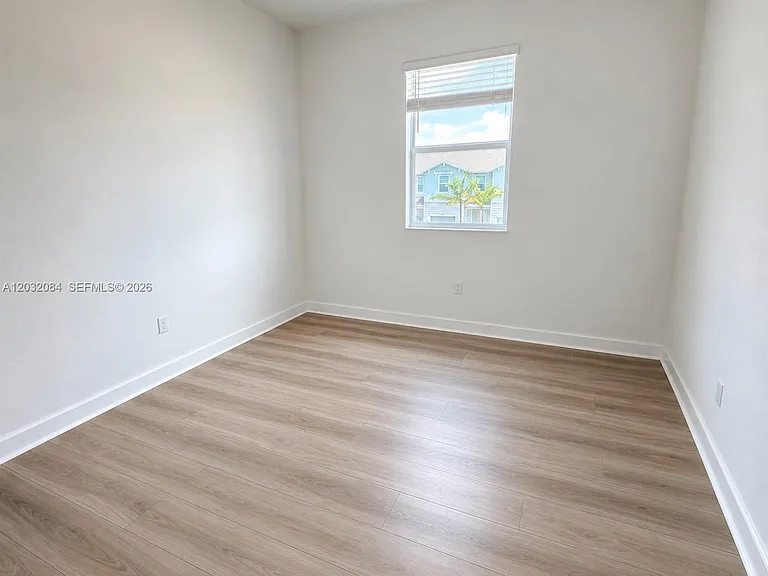 652 SE Lake Falls St — Photo 8