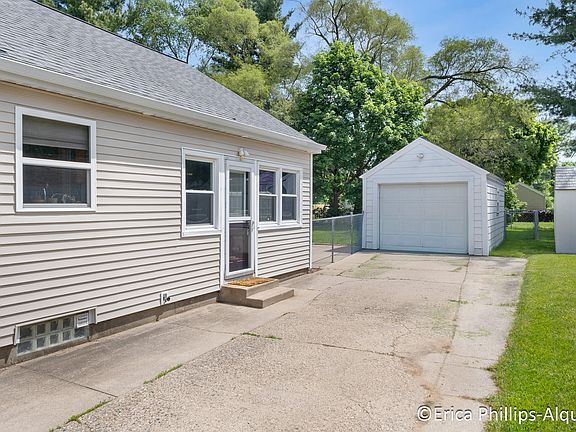 4th image of 2142 Emerald Ave NE