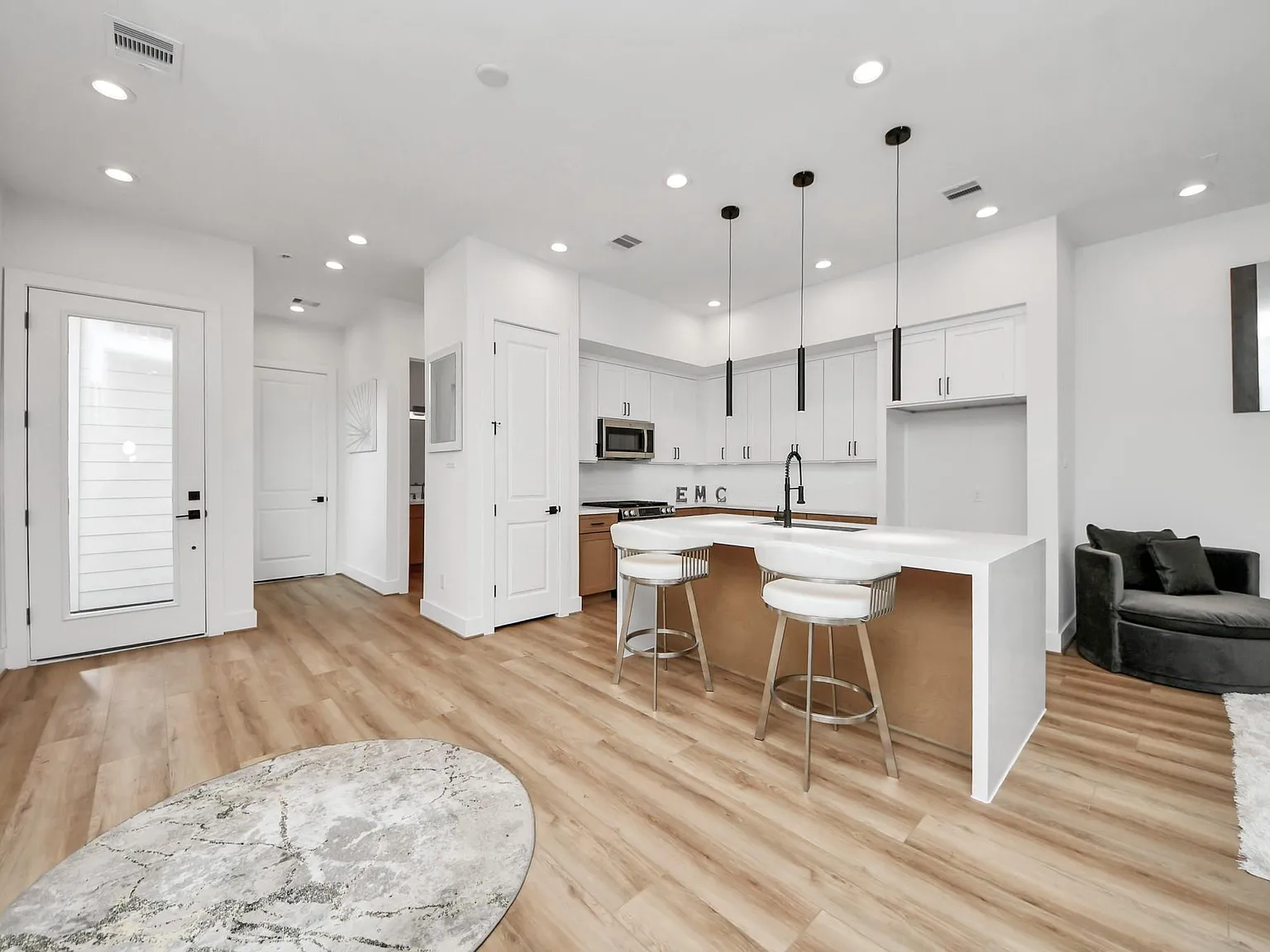 3 bed, 3.5 bath, 2028 sqft, $3,400 — Photo 4