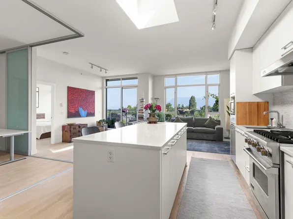 4355 W 10th Ave #401, Vancouver, BC V6R 2H6