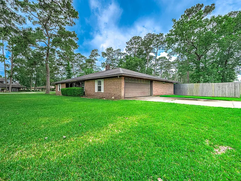 5813 Russell Ln — Photo 2