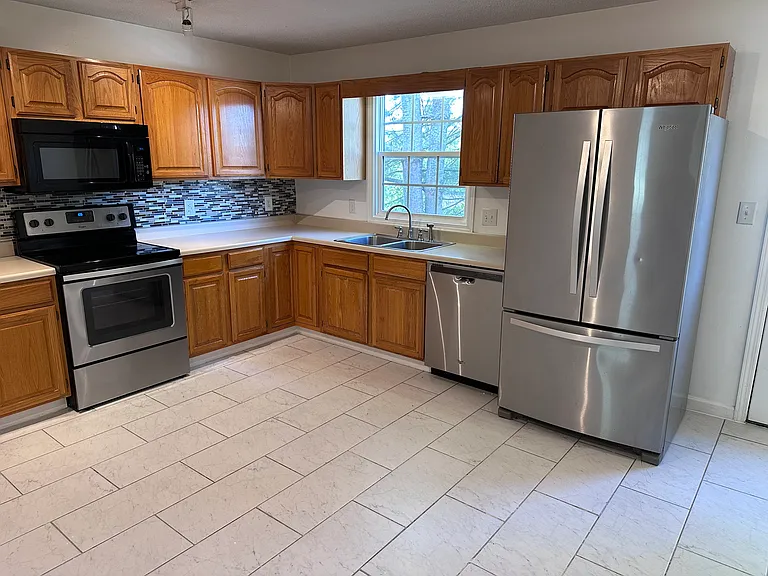 118 Glenstone Ct — Photo 2