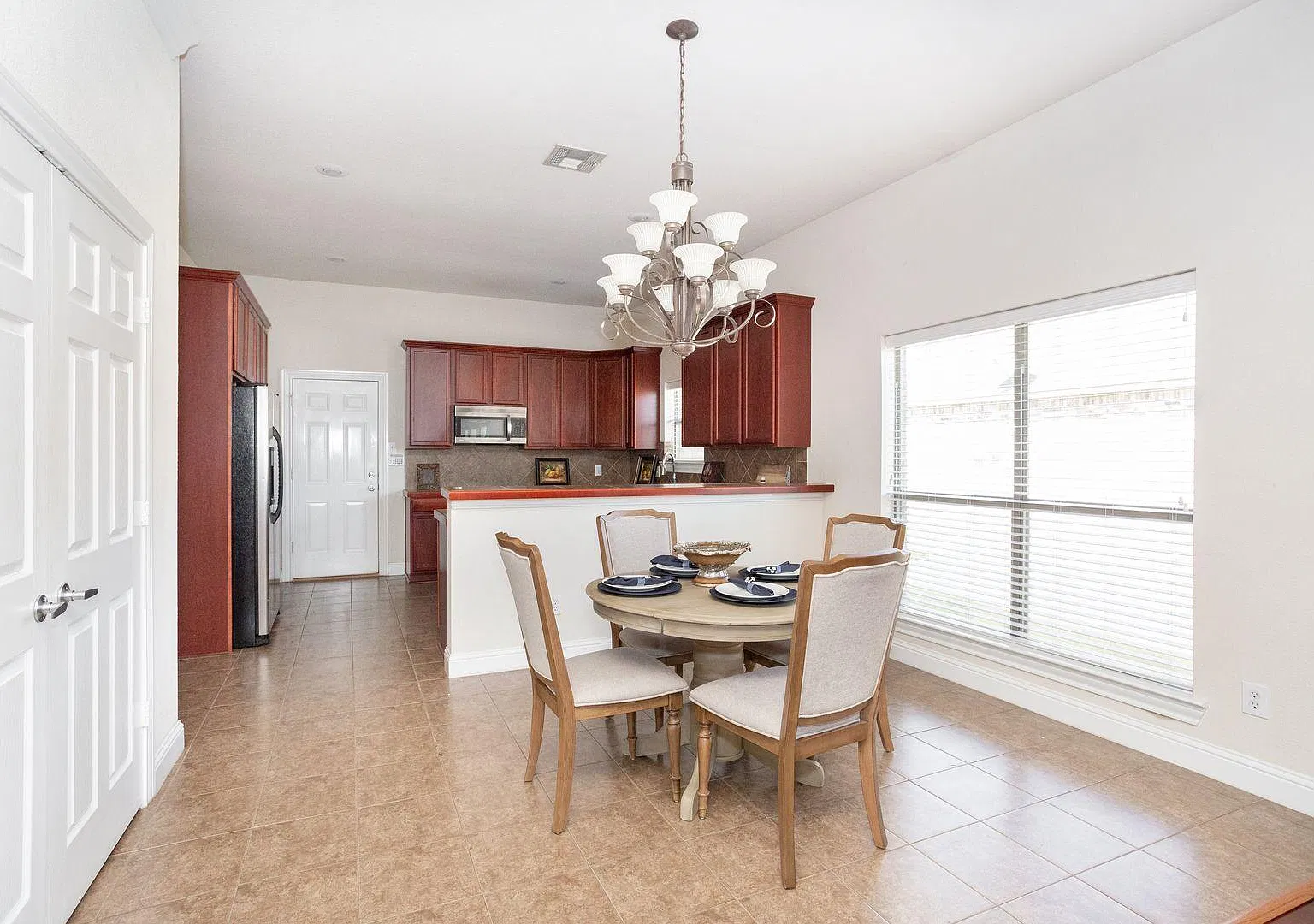 4 bed, 2300 sqft, $2,200 — Photo 3