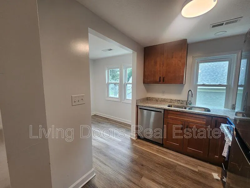 1 bed, 1.0 bath, $800 — Photo 2