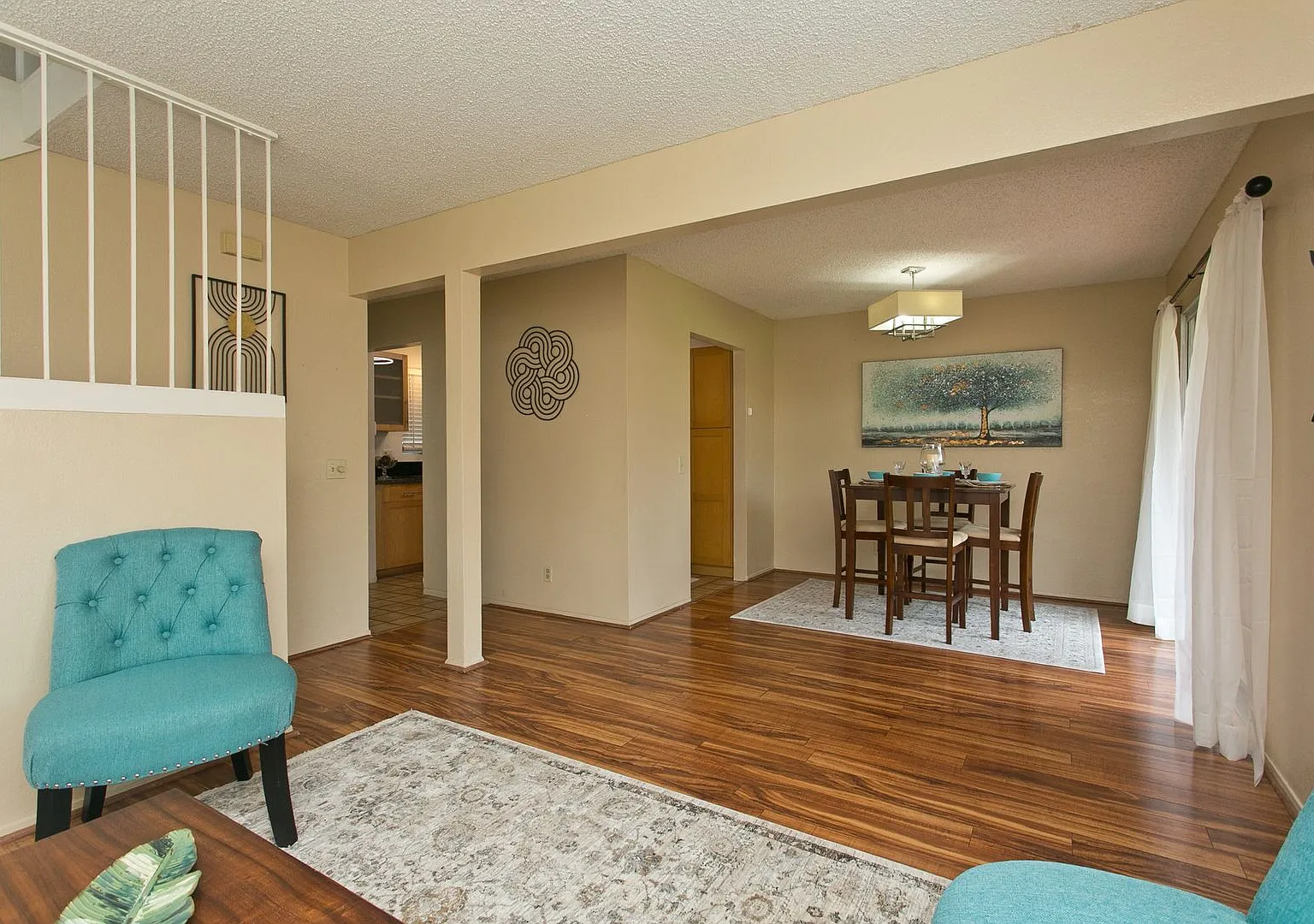 Beautiful 3 bedroom 1 1/2 bath townhome in Pearl City w/2 parking side by side — Photo 3