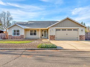 110 Glass House Ln, Shady Cove, OR 97539