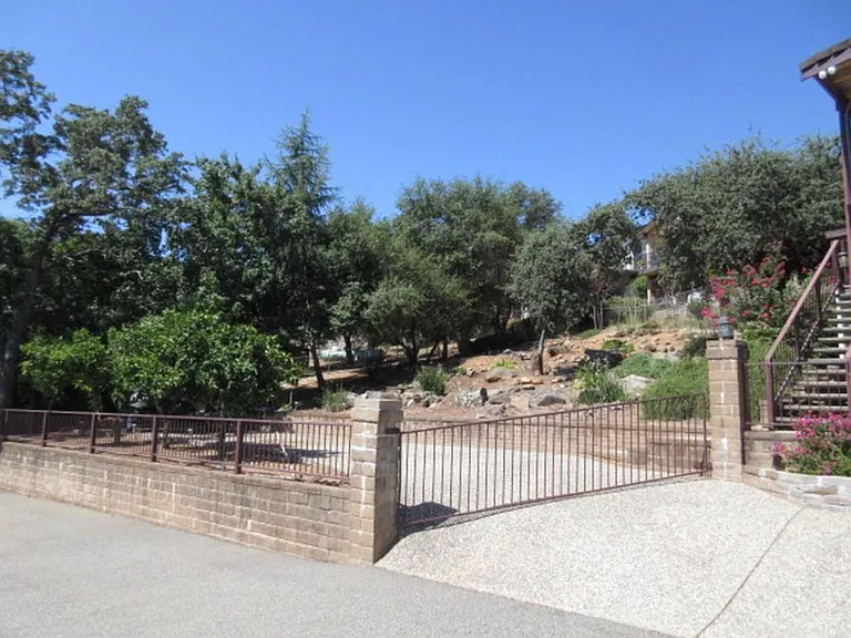 5446 Royal Oaks Dr — Photo 8