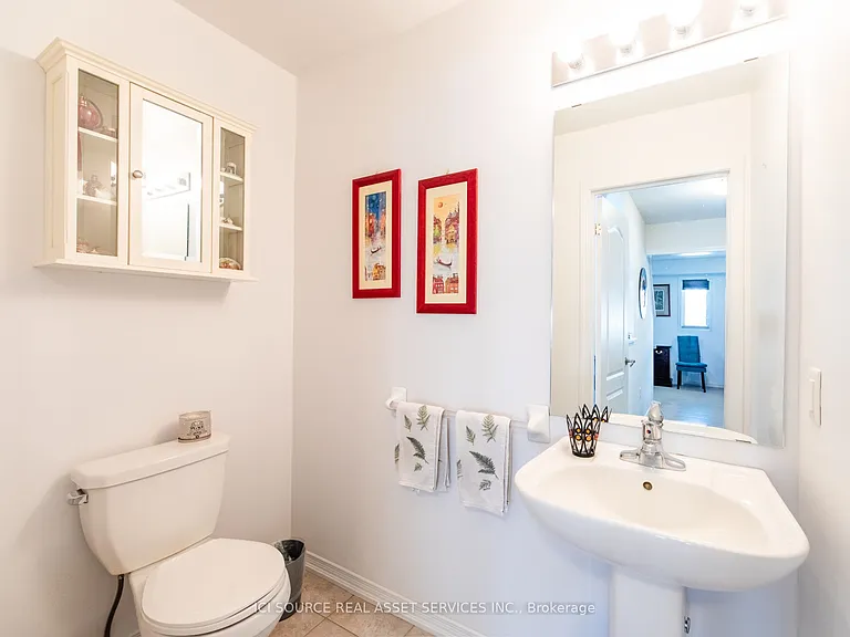 1352 Coleman Cres — Photo 9