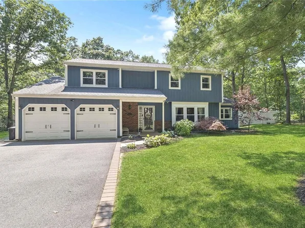 10 Ramblewood Road, Ridge, NY 11961