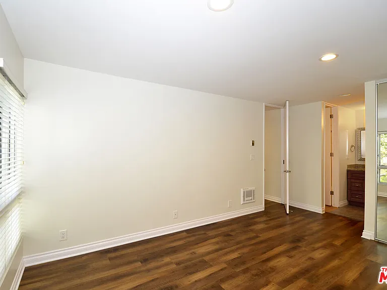5950 Canterbury Dr #C212 — Photo 8