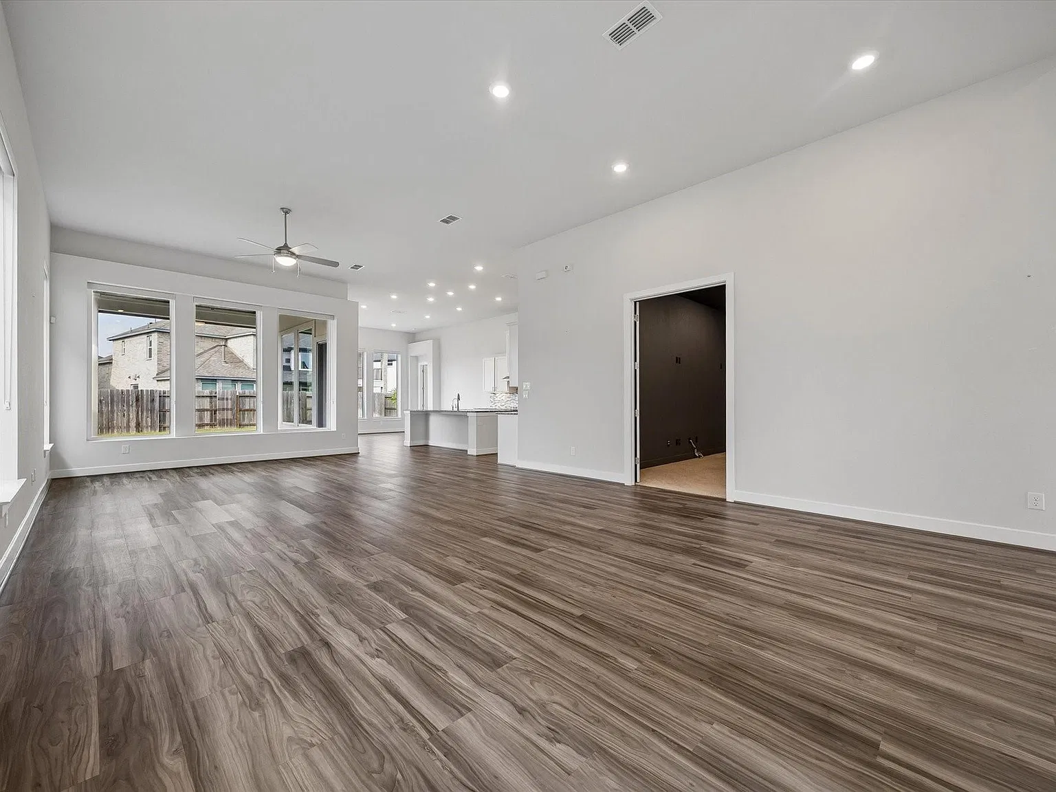 3 bed, 3.0 bath, 2808 sqft, $3,900 — Photo 3