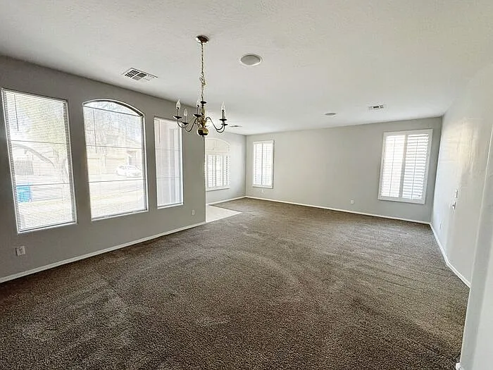 2421 W Ellis St — Photo 3