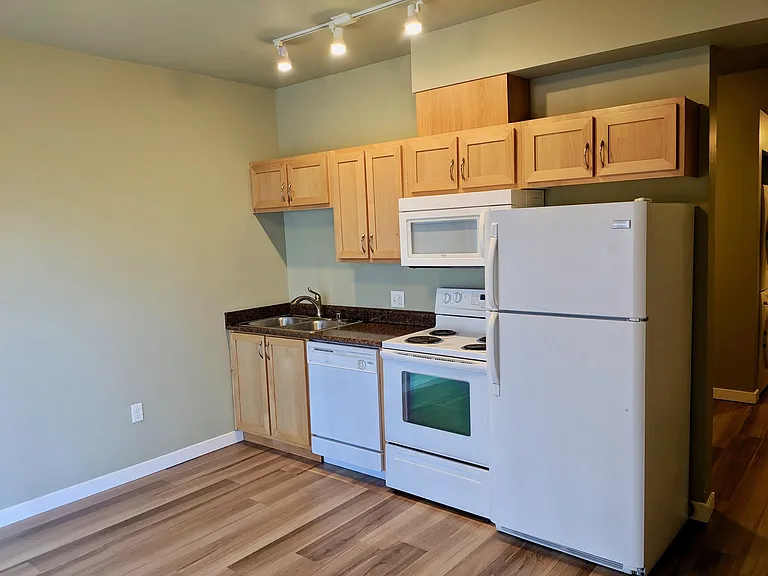200 E Maple St — Photo 473
