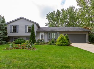 5313 W Winding Creek Dr, McHenry, IL 60050