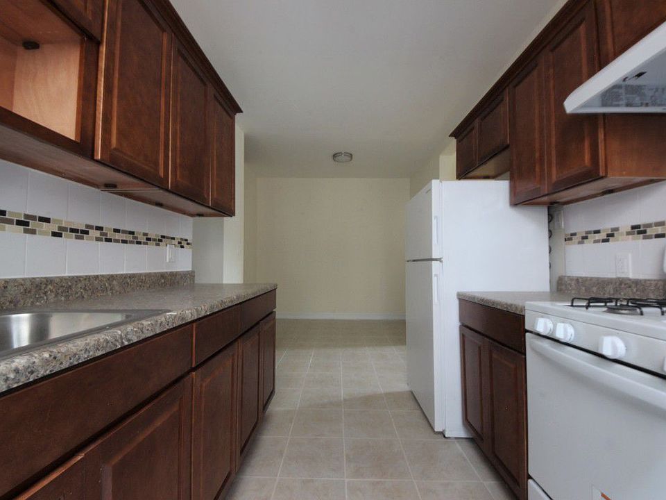 1st image of 3048 Brighton 13th St APT 2R