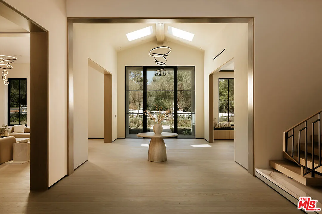7 bed, 7.5 bath, 12803 sqft, $85,000 — Photo 2