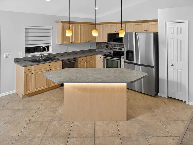 Kitchen 3/3