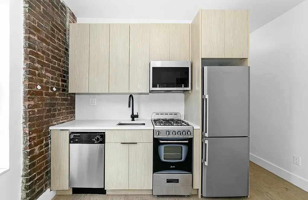 260 West 16th Street — Photo 2