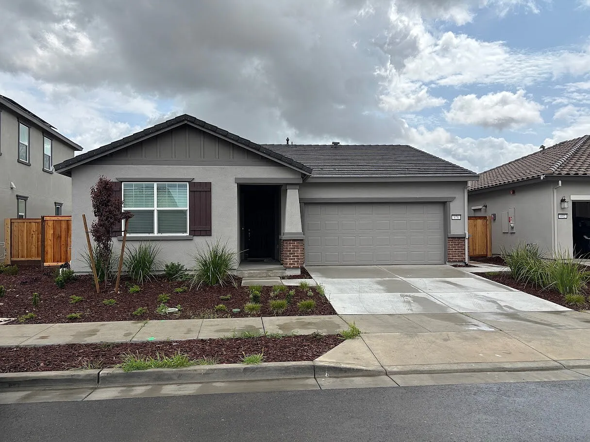 3 bed, 2.0 bath, 1403 sqft, $2,800 — Photo 1